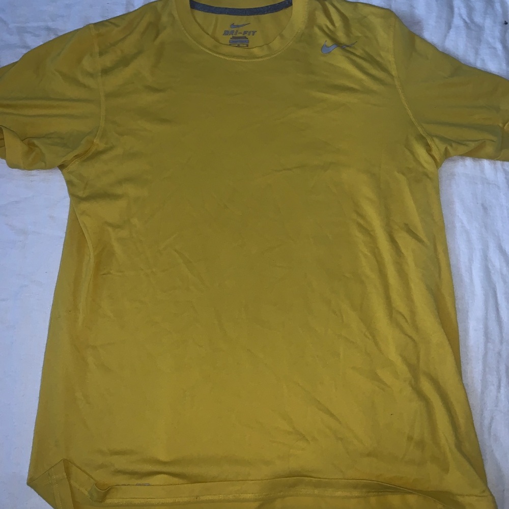 medium men’s yellow Nike crewneck T-shirt